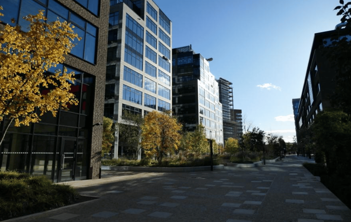 Palác Th. a E. Bochnera von Stražisko - tzv. Bochnerův palác na ulici Přízova, pohled na nový administrativní komplex Vlněna, který nahradil budovy bývalé továrny.