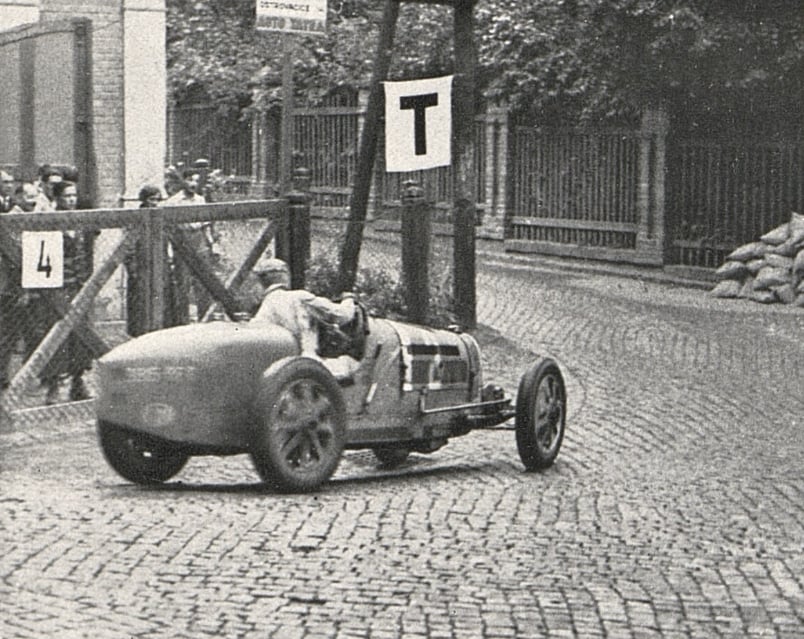 1932. Louis Chiron na Bugatti projíždí zatáčku v Pisárkách.