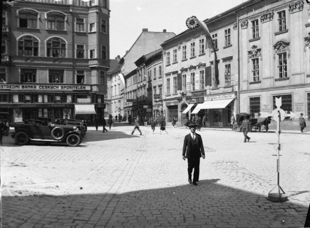 Běhounská, vpravo č. 16, vedle - směrem vlevo dům č. 18, rok 1928