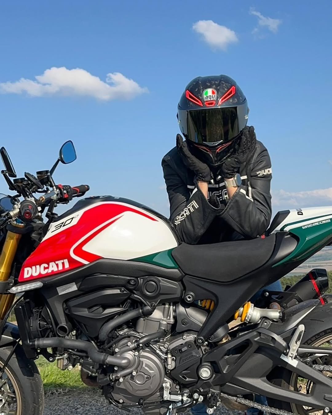 Selfie již vystudovaného motorkáře.