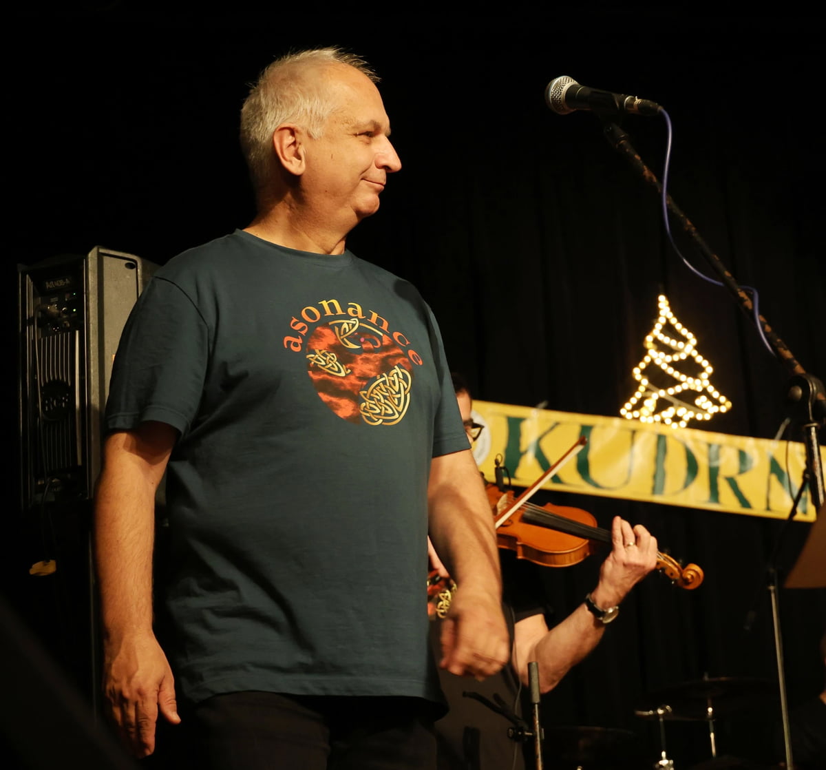 Petr Bohuslav, sólový zpěvák, kytara, mandolína, vokály