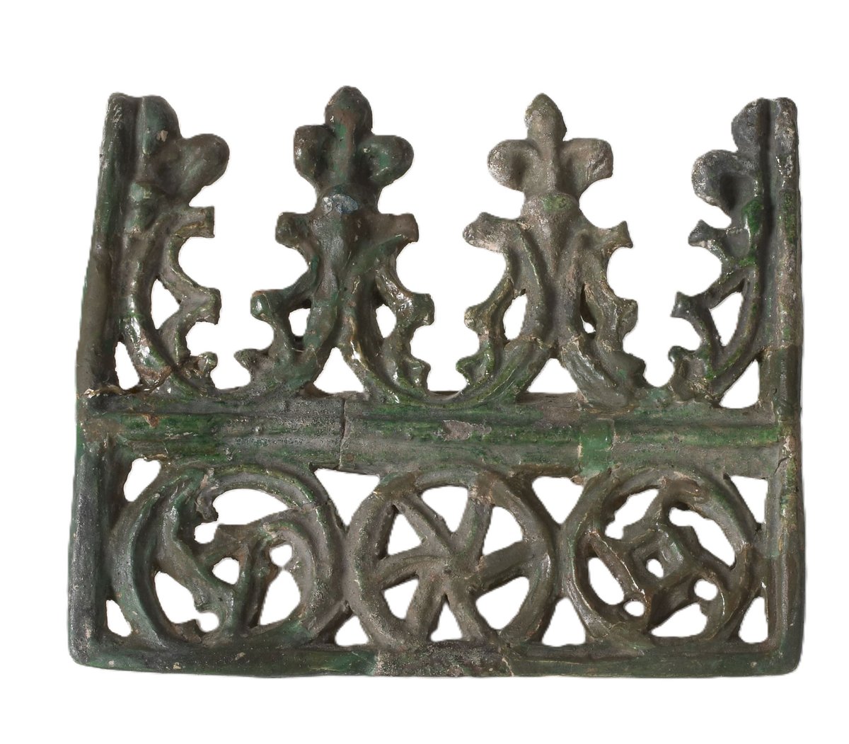 Výstava uvádí honosně zdobené kachle, keramické nádobí i skleněné poháry a číše.