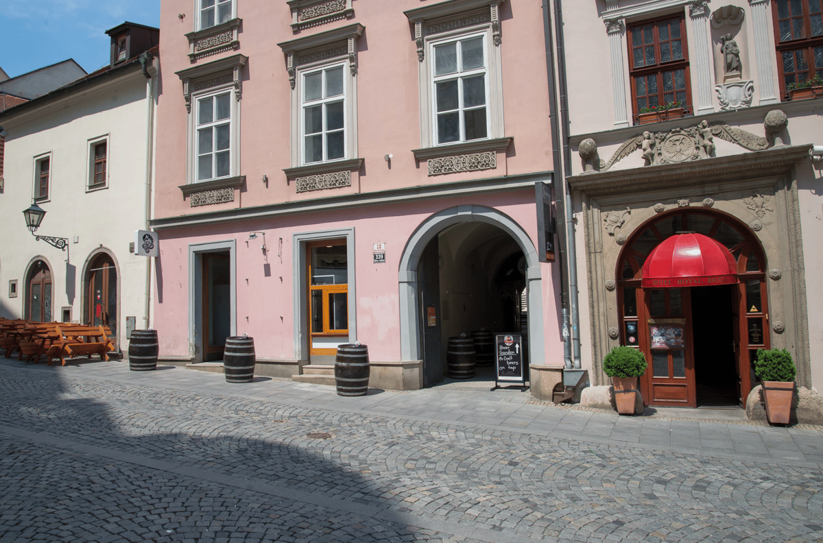 Pohled na pivnici Malt Worm ze Starobrněnské ulice
