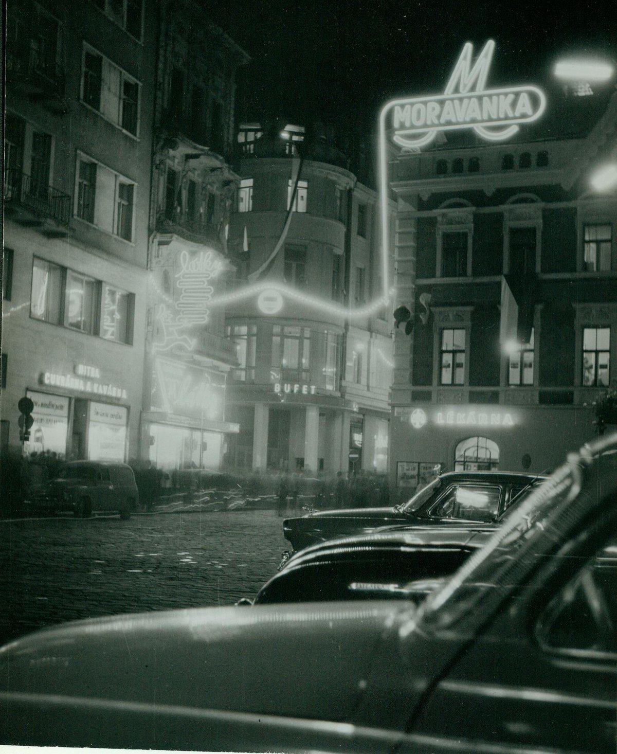 Neony na náměstí Svobody