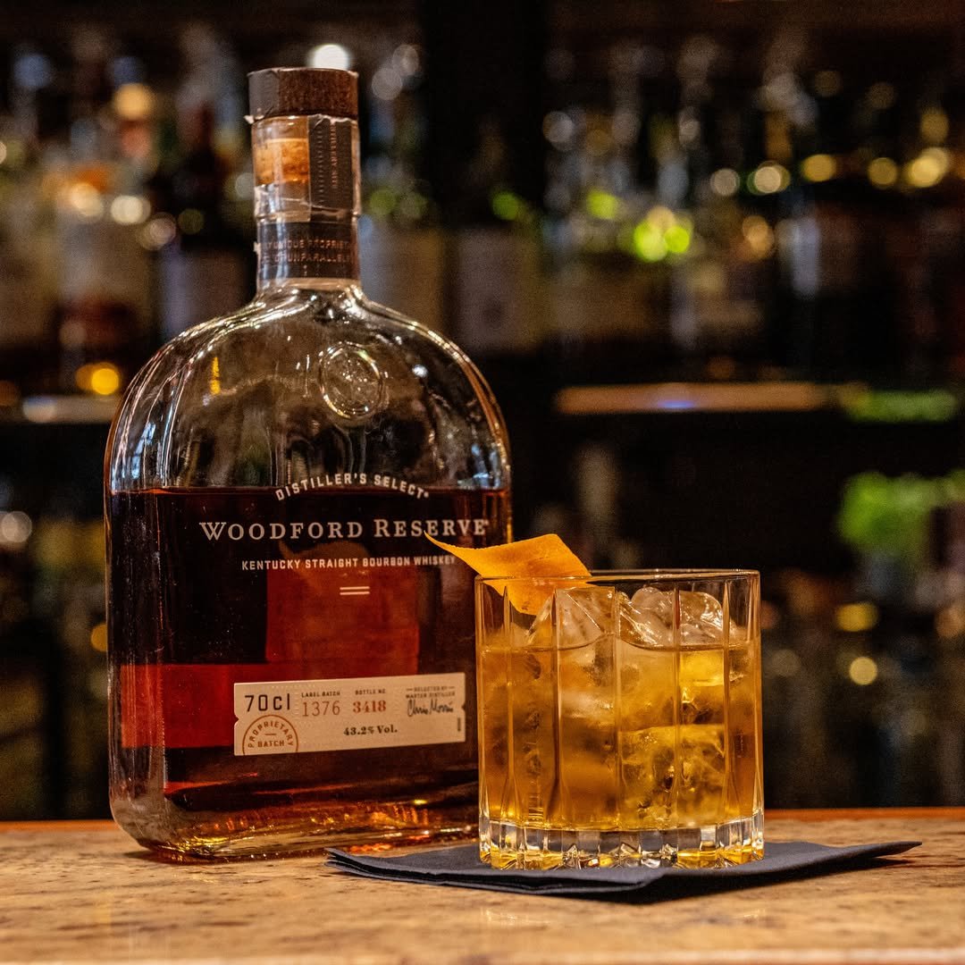 Rotor Bar – Old Fashioned, klasika i twist Někdy stačí jen tři ingredience a trocha ledu. Old Fashioned v Rotoru ale umí i překvapit. Zkuste moderní twisty na klasiku. A pak už si jen vychutnejte západ slunce na zahrádce.