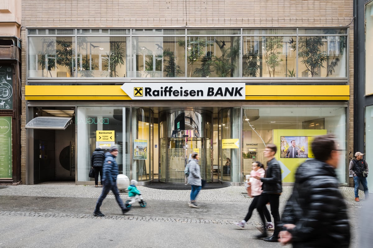 Banka na České 12.