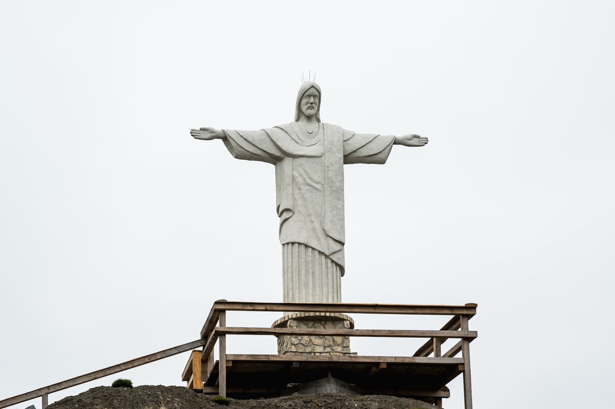 Socha má více než šest metrů
