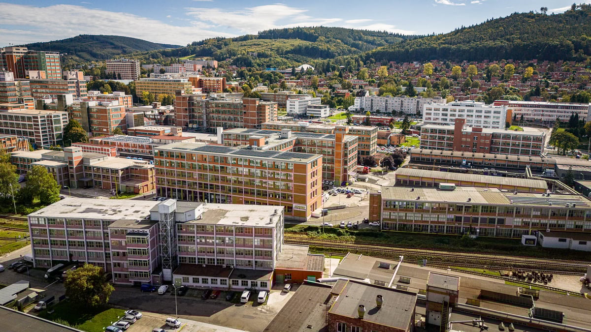 Zde se industriální svět harmonicky prolínal se zelení.