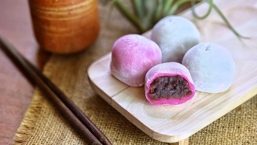 Mochi daifuku je měkké těsto plněné sladkou pastou (tradičně z fazolí adzuki).