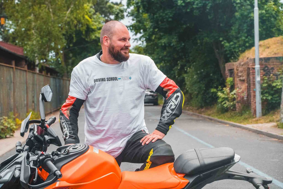 Tihle profíci tě naučí milovat jízdu na motorce jakoby zítřka nebylo.