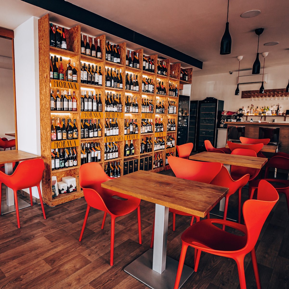 Vnitřní prostory baru Aperitivo od JUSTWINE