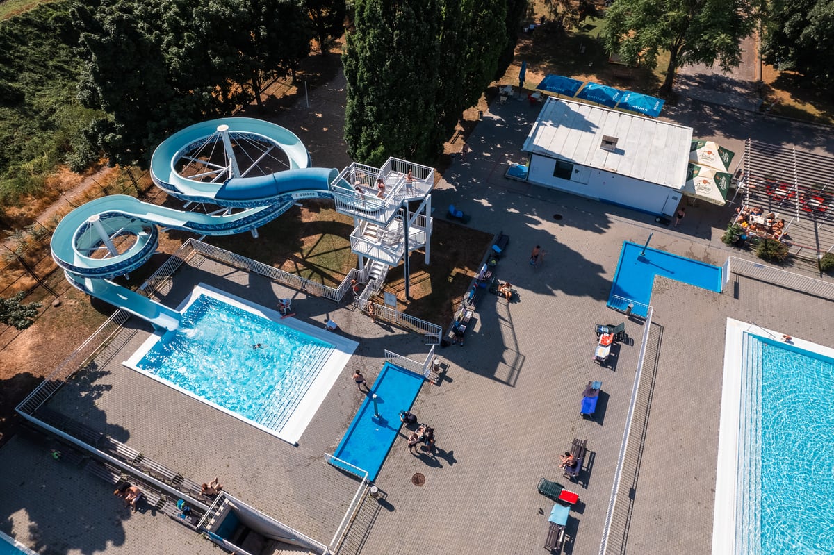 Věž se startovní plošinou, přistávací bazén a místa na ležení hezky pohromadě.