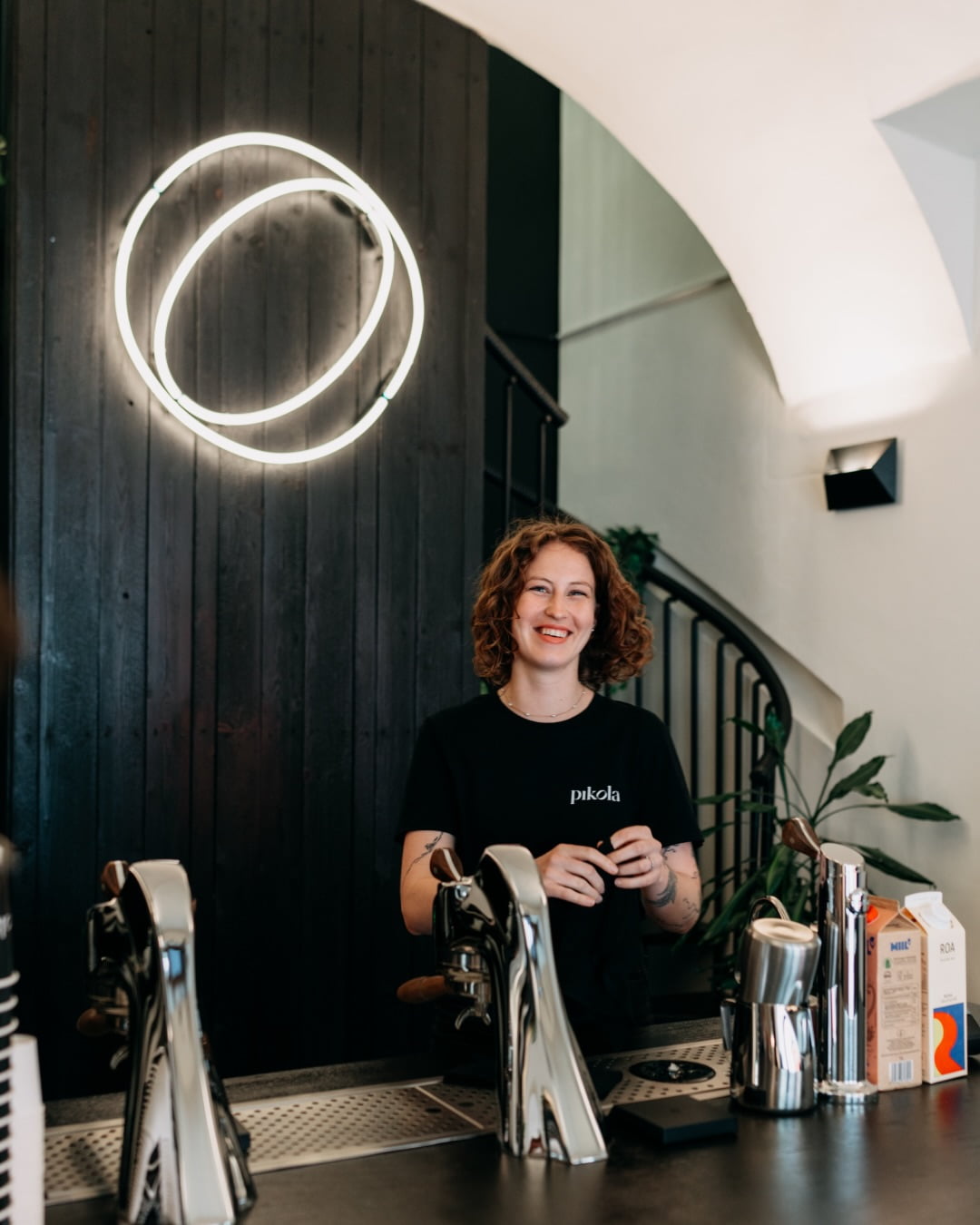 Sexy design espresso baru pikola Brno s vestavěným kávovarem Modbar