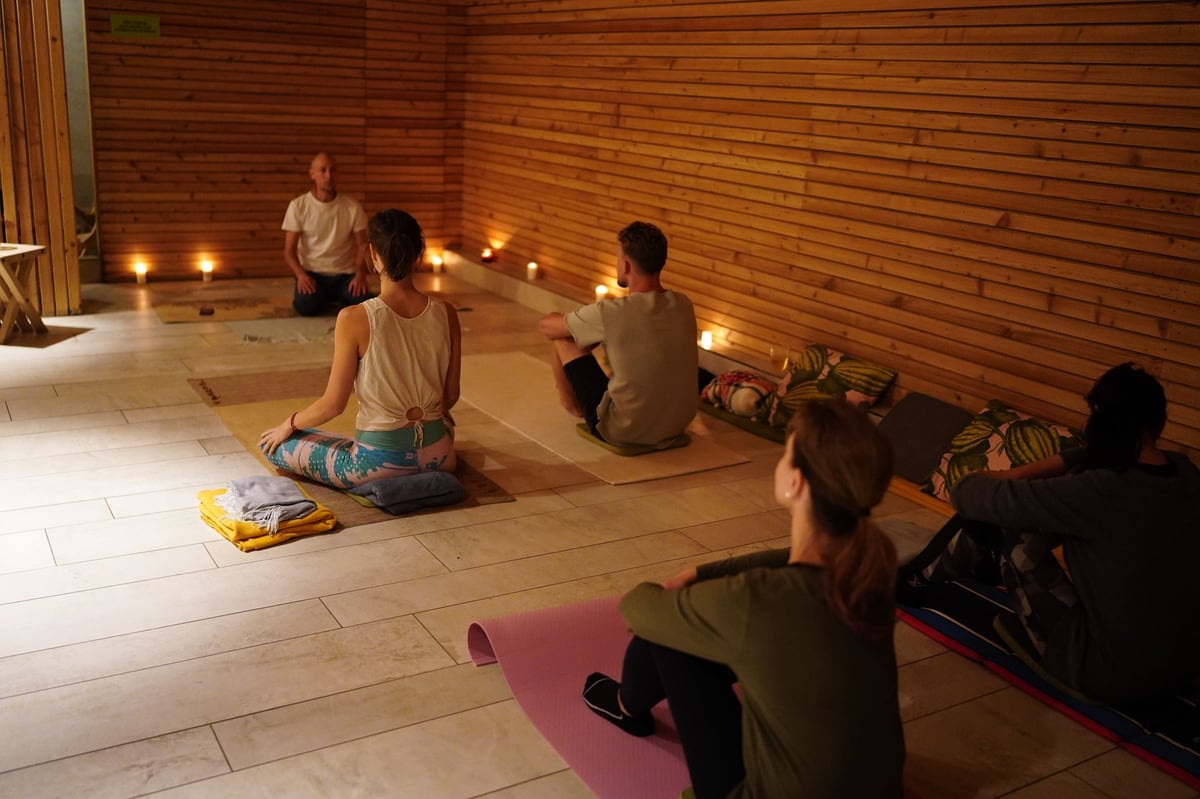 Zázemí tvoří útulná kavárna a sklepní prostor, kde se pořádají přednášky, výstavy, hudební večery i zážitkové programy s duchovním přesahem.