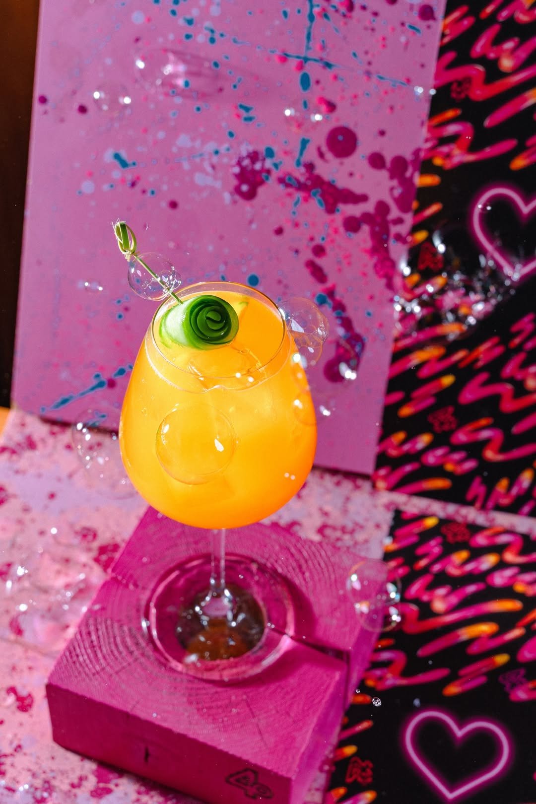 NEŠUM NA MĚ! Aperol trochu posilněný ginem a zároveň odlehčený okurkou a marakujou.