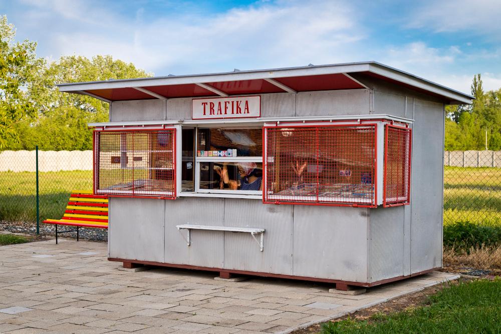 Ve venkovní expozici naleznete i historickou trafiku