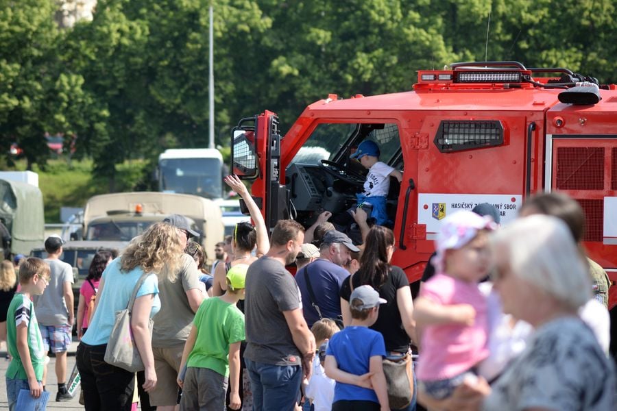 Děti si mohou vyzkoušet, jak se sedí v hasičáku.