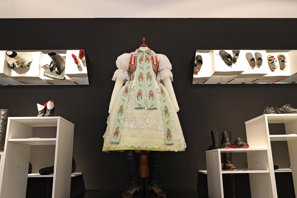 Exponáty výstavy „Boty. Odraz tradice“.