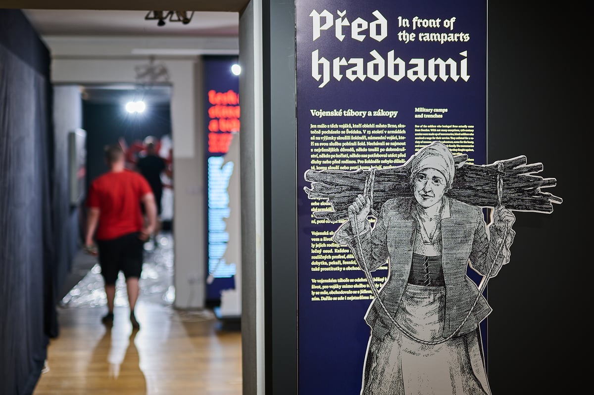 Výstava přibližuje události i skrze osobní příběhy tehdejších obyvatel.