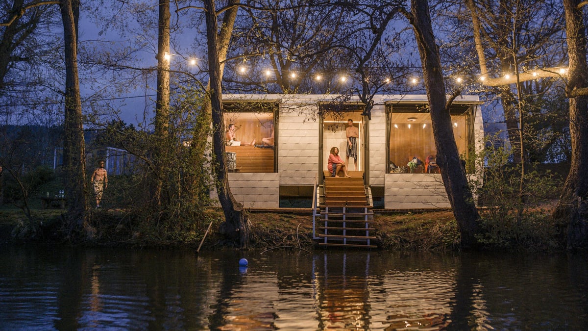 Jedná se o jedinou říční saunu v Brně, která umožňuje ochlazení přímo v korytu řeky Svratky.