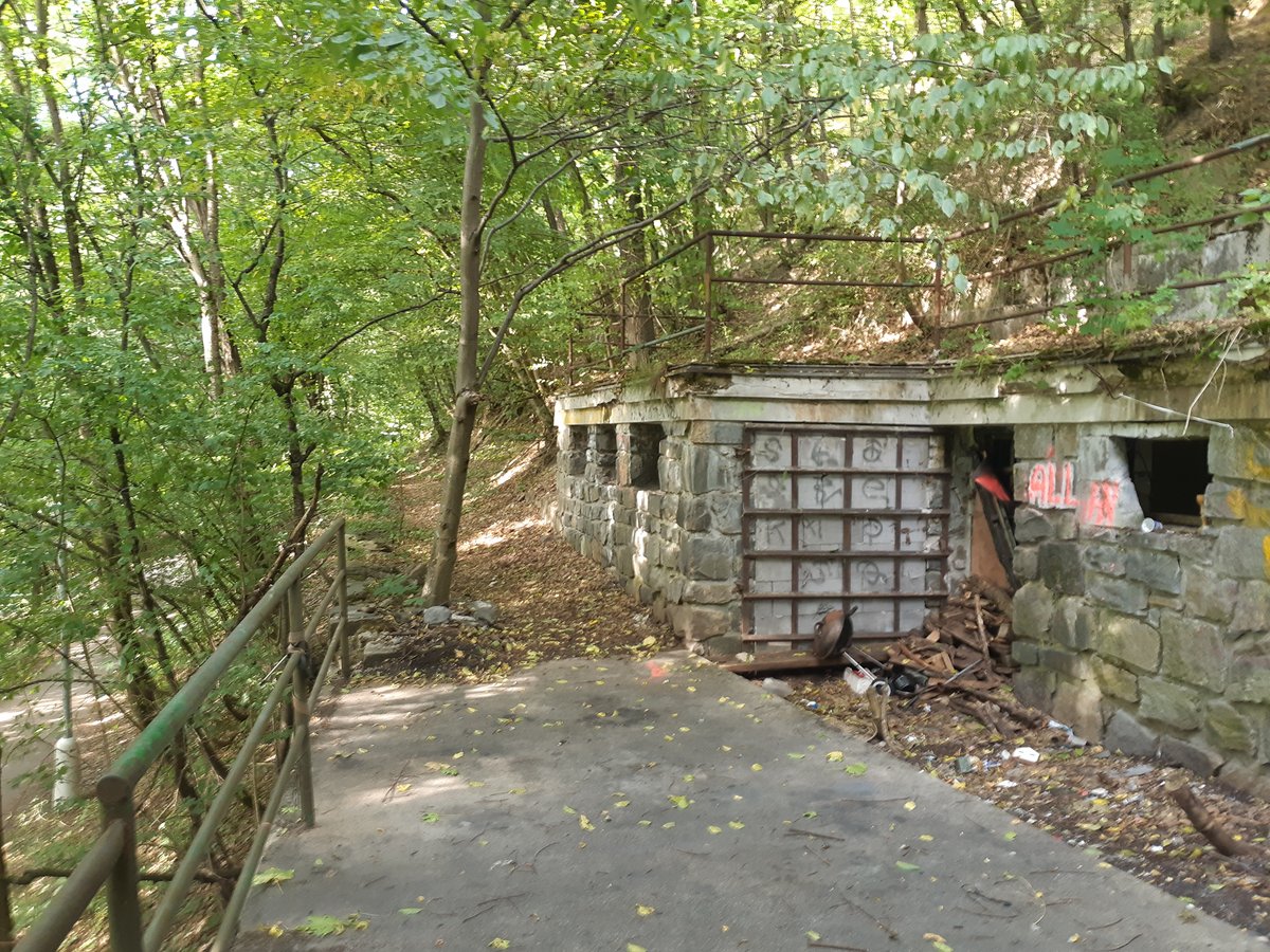 Pozůstatky zázemí VIP tribuny.