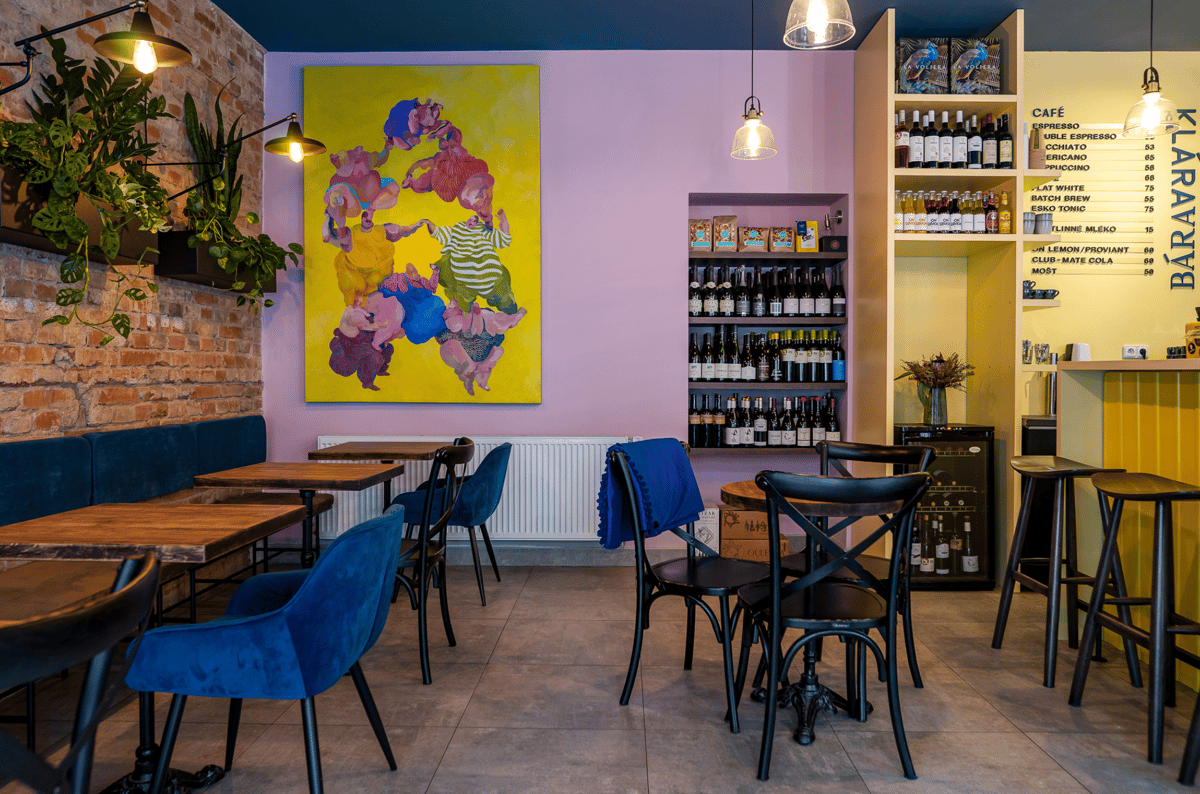 Útulný interiér Klára Bára Wine Café