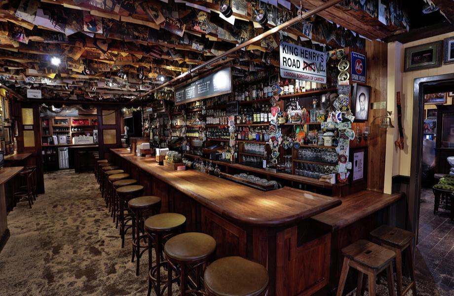 Interiér baru The Dead Rabbit 