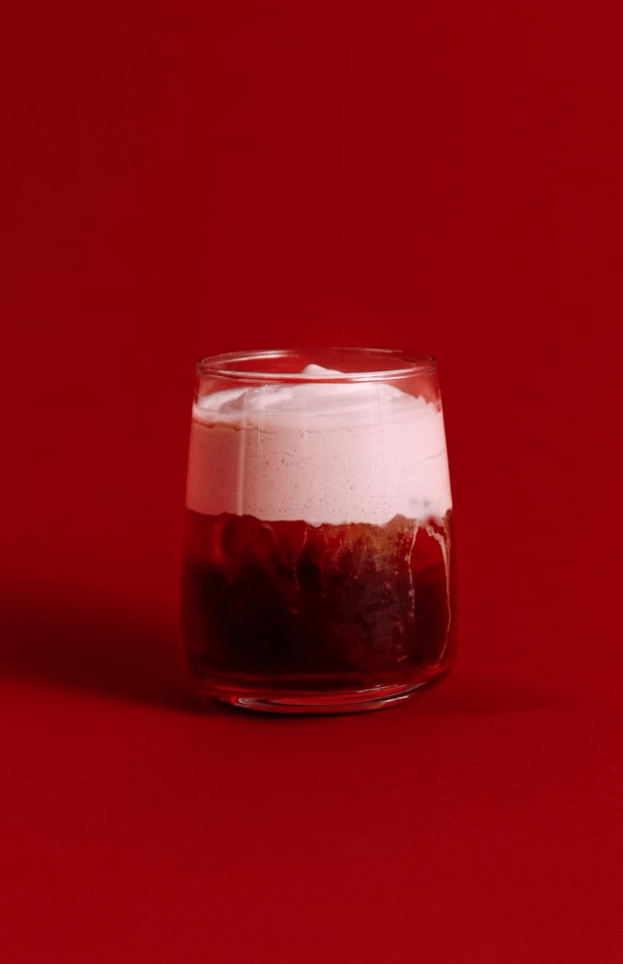 Cold brew cloud s cascarou a ibiškem v kavárně Pikola