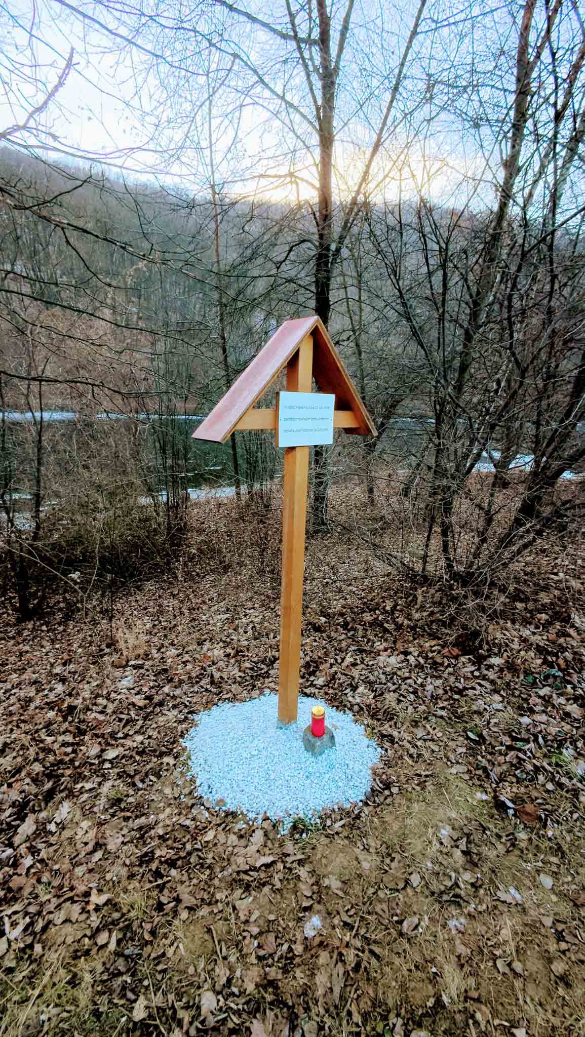 Pamětní deska u řeky Svratky