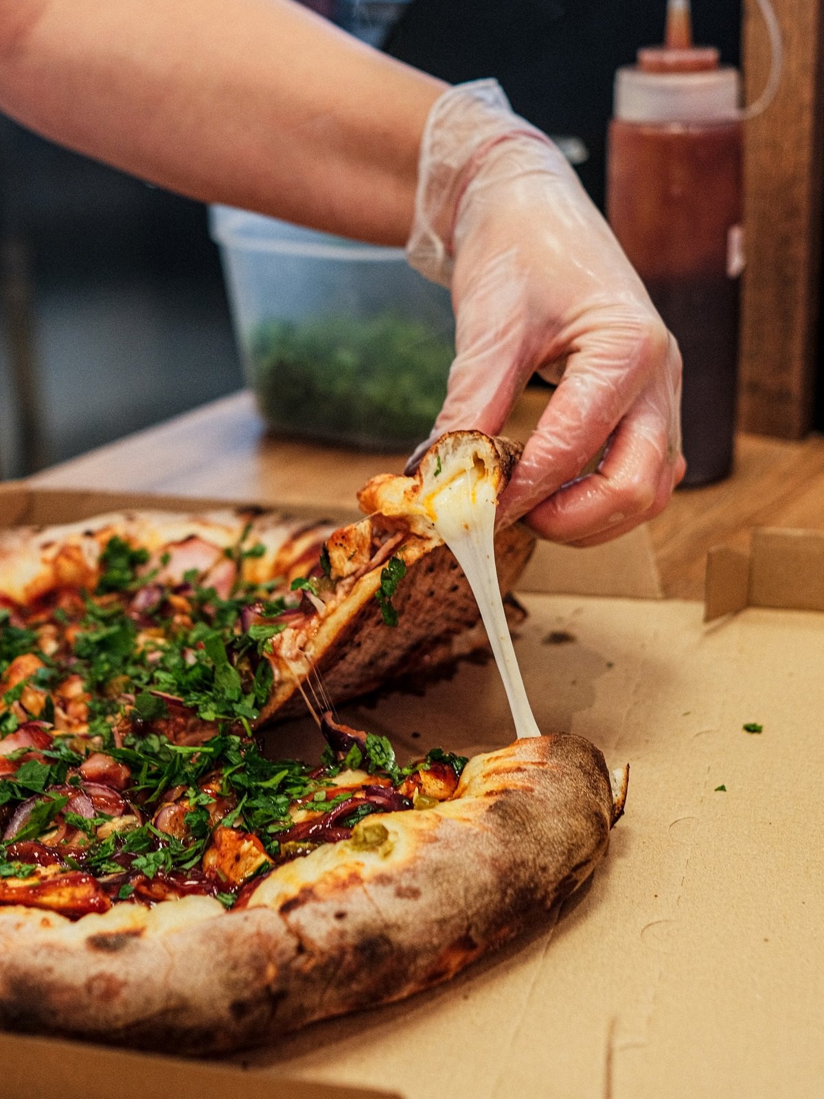 Milujete okraje pizza těsta plněné roztékajícím se sýrem? Pak jste v Pizza SA na správném místě.