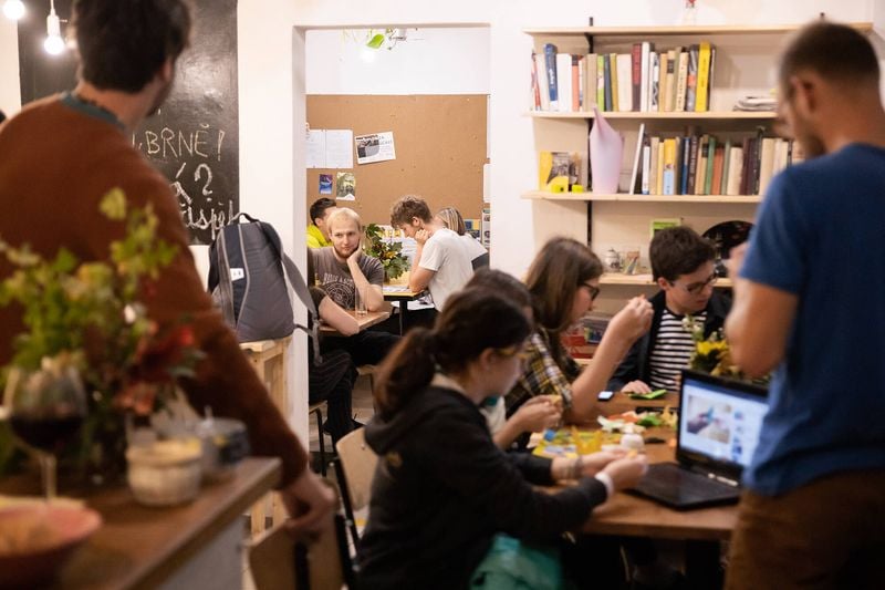 Určitě si k tvoření načepujte malinovku