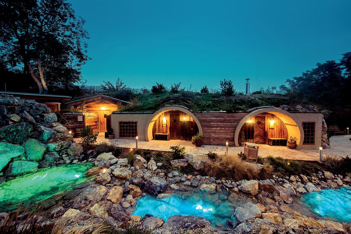 Celkový areál působí až pohádkovým dojmem, jako byste se ocitli někde v Hobitíně. 