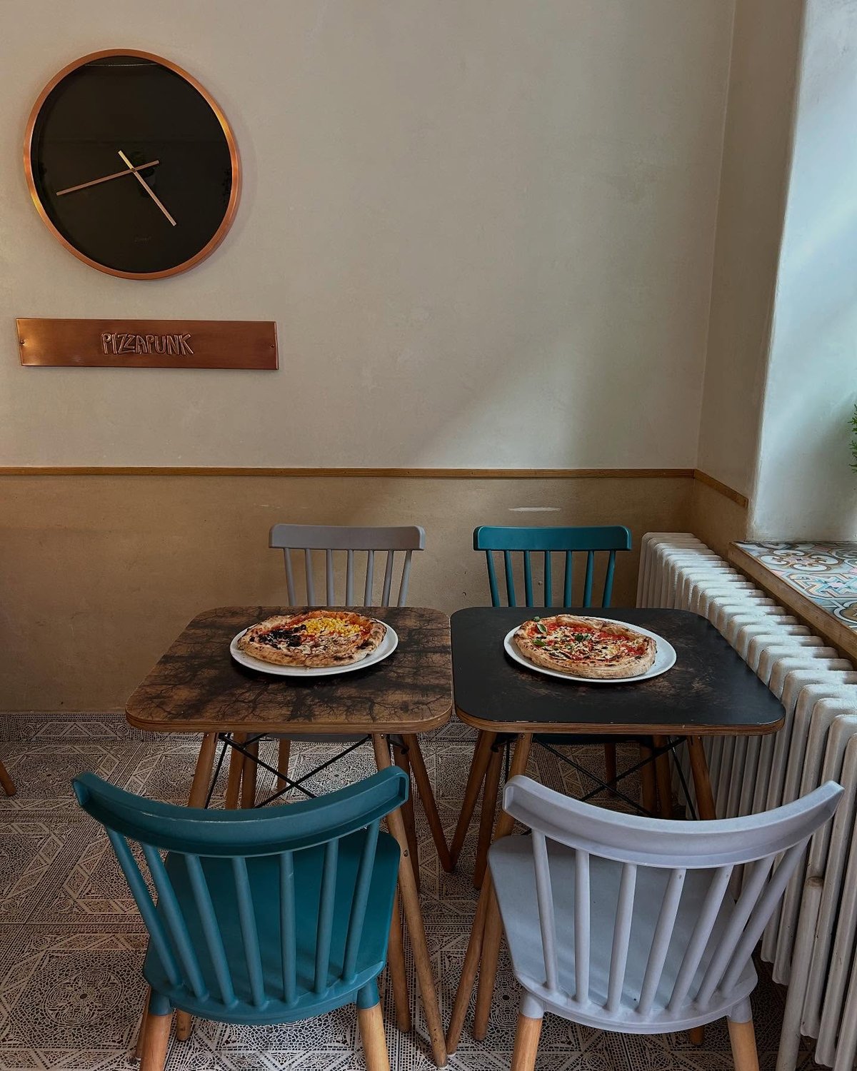 Příjemné posezení v Pizza Punk