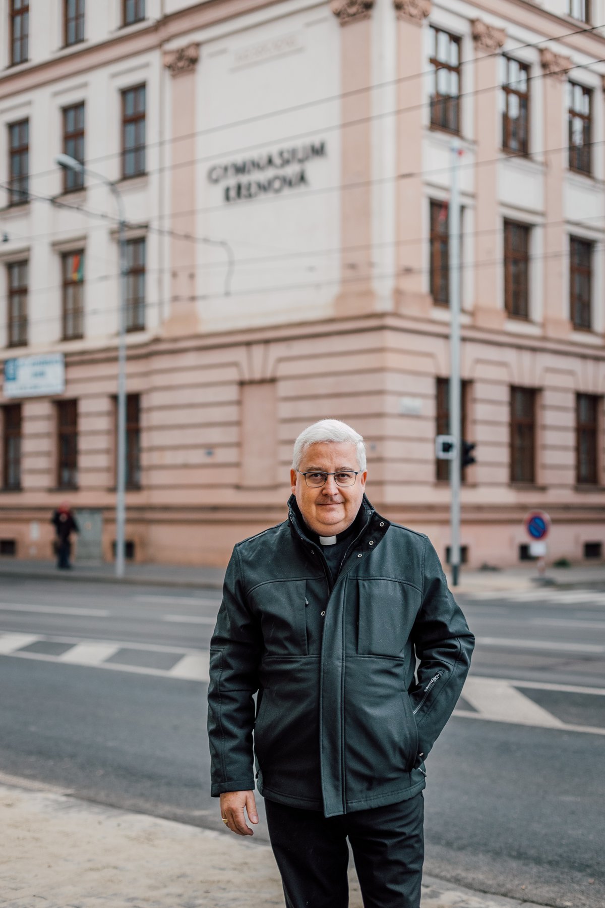 Pavel Konzbul před Gymnáziem Křenova.