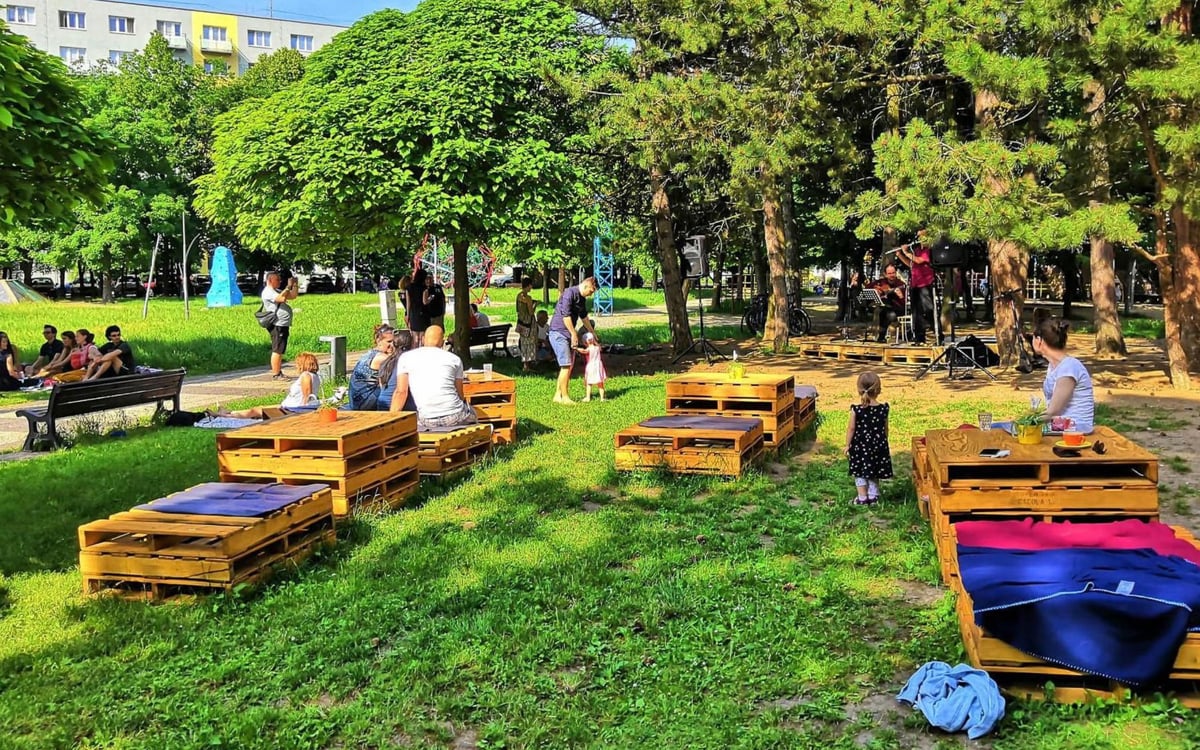 Přilehlý park u Kafe na písku