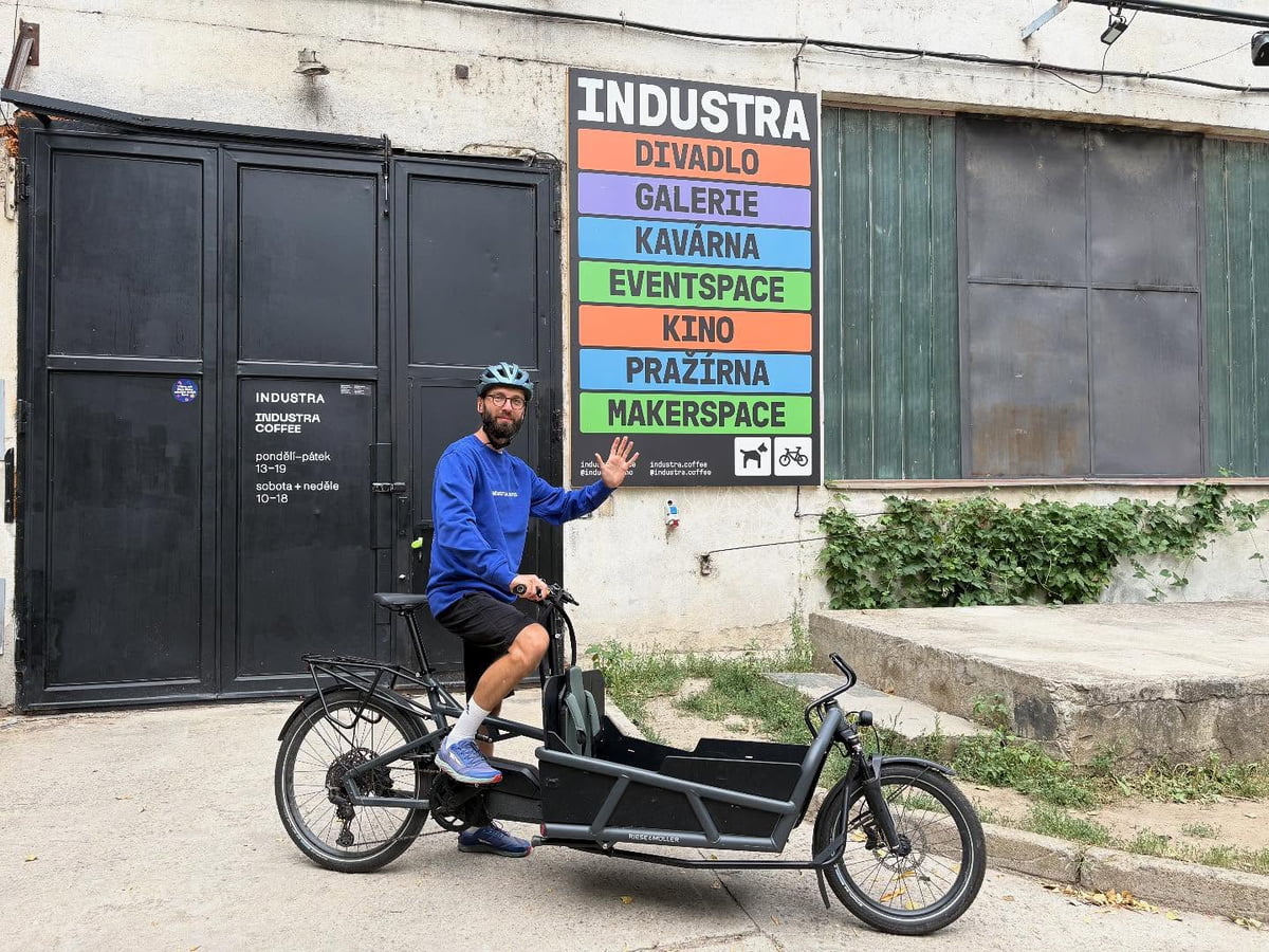 Industra Coffee Brno je součástí kreativního hubu Industra v areálu Nové Zbrojovky