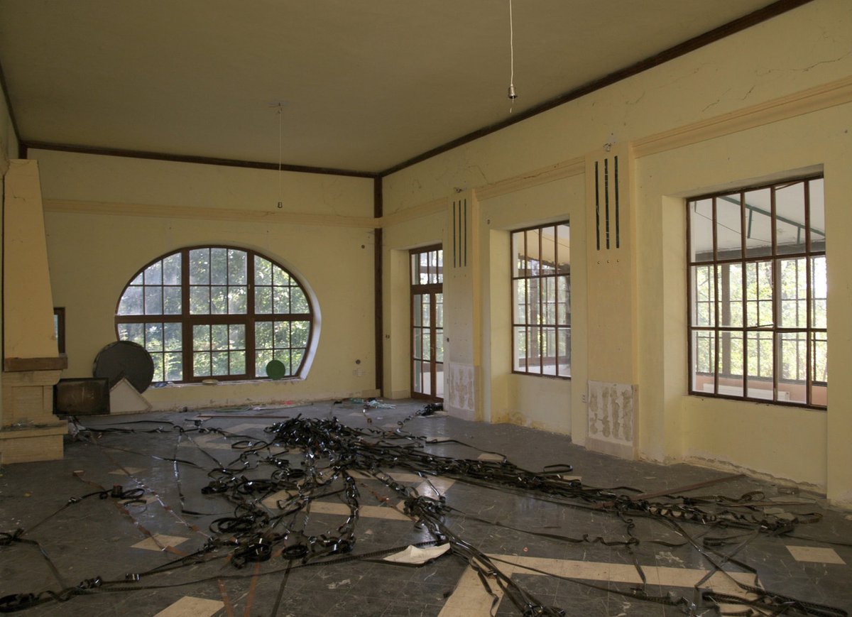 Zpustlý interiér Hošnovy vily.