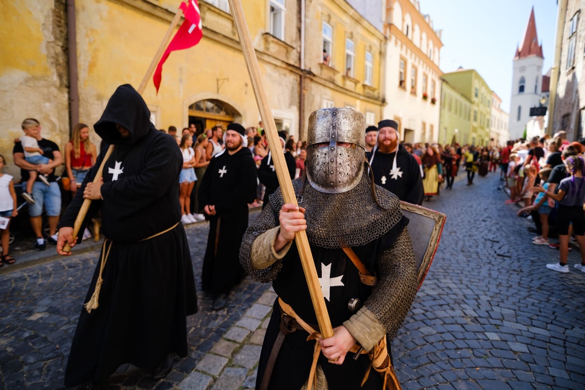 Překvapí vás třeba dvorní dámy, rytíři, bubeníci, kejklíři a komedianti.