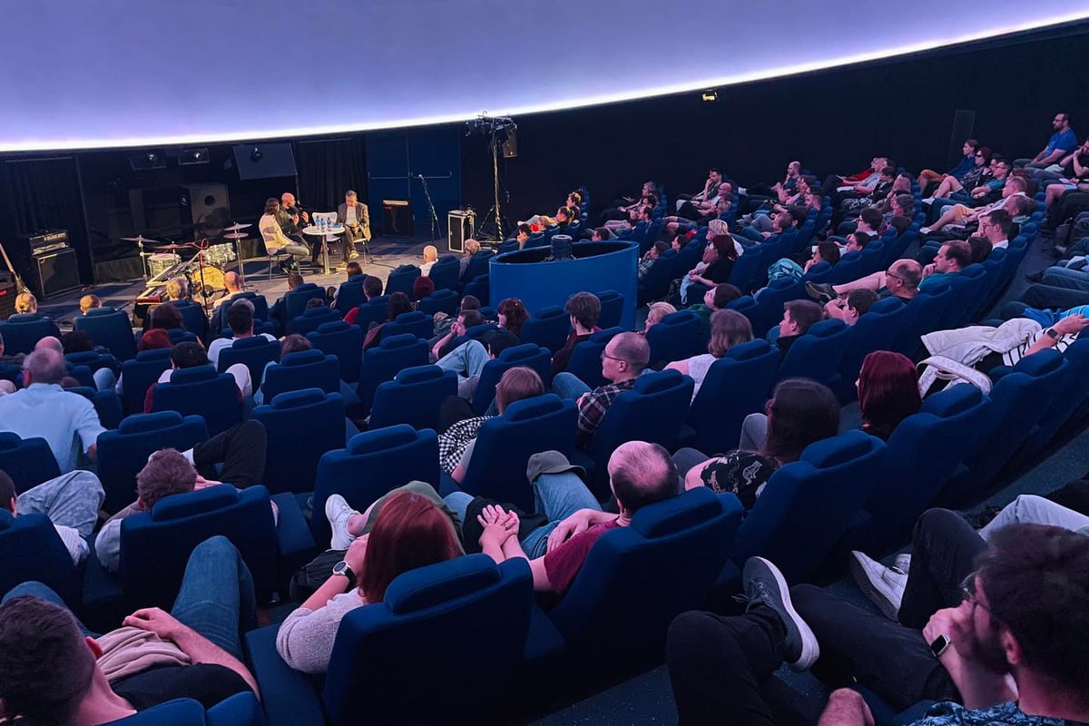 Diskuse pod projekční kupolí vtáhne publikum do tématu i prostoru.