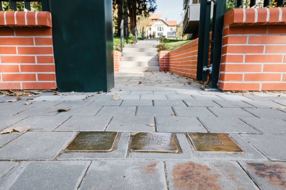 Kameny zmizelých před Arnoldovou vilou