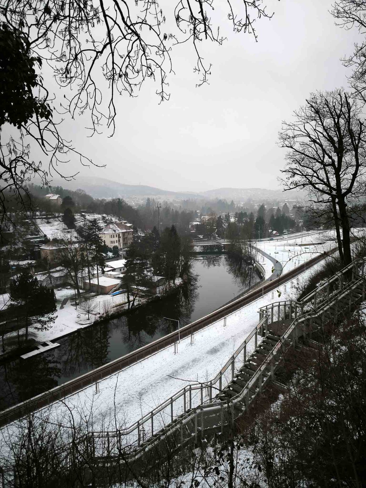 Ze strany Masarykovy čtvrti vedou do qb coffee roasters hned dvě malebné stezky Wilsonovým lesem.
