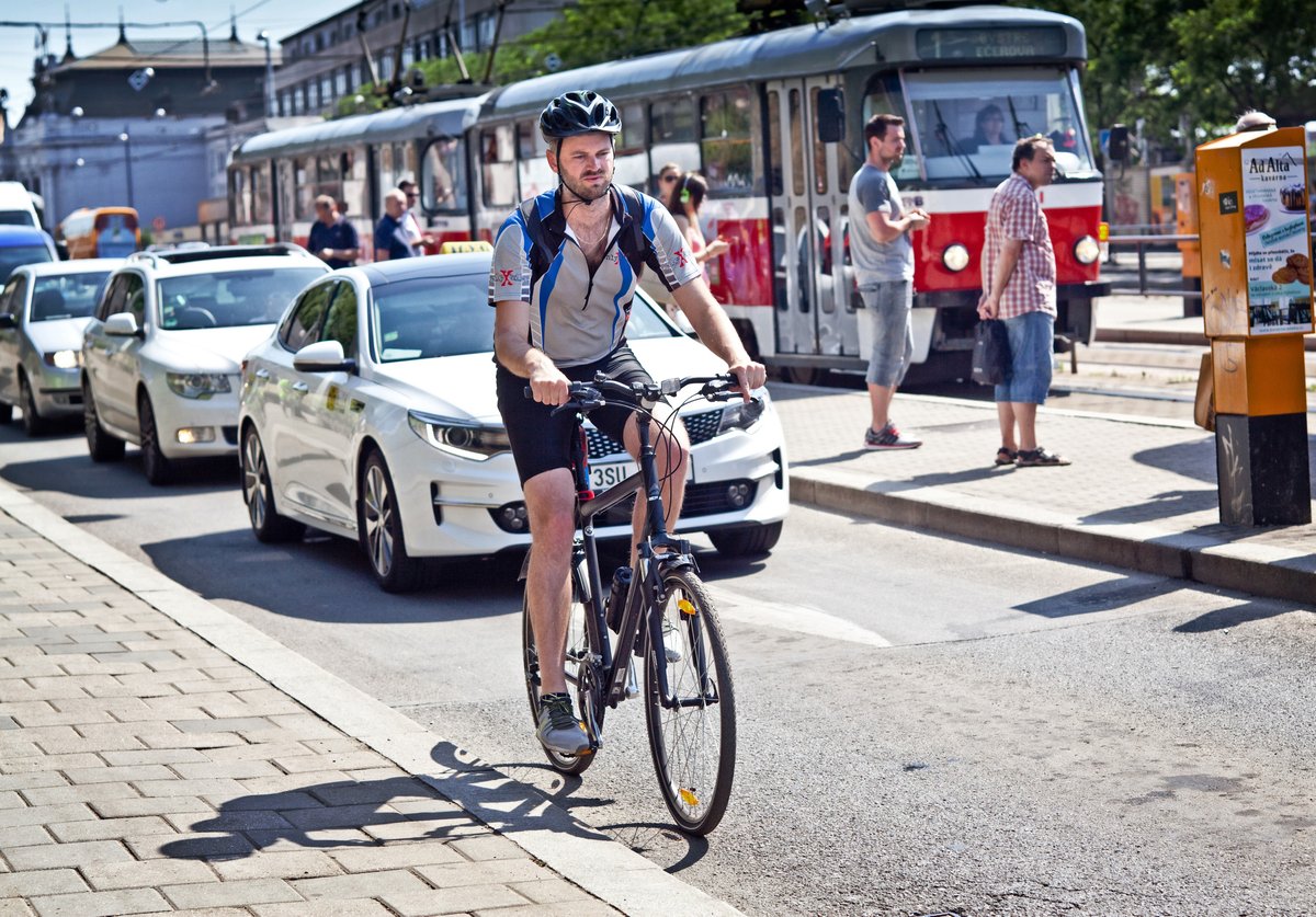Cyklista v centru Brna, kolorováno