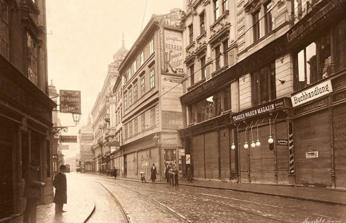 Masarykova - pohled od Květinářské ulice směrem k náměstí Svobody, rok 1905