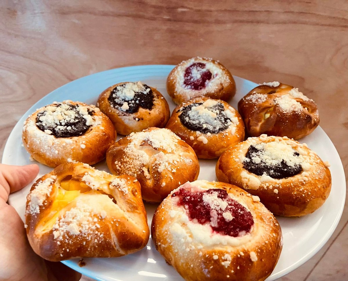 Čerstvé koláče v Café Mezzanine