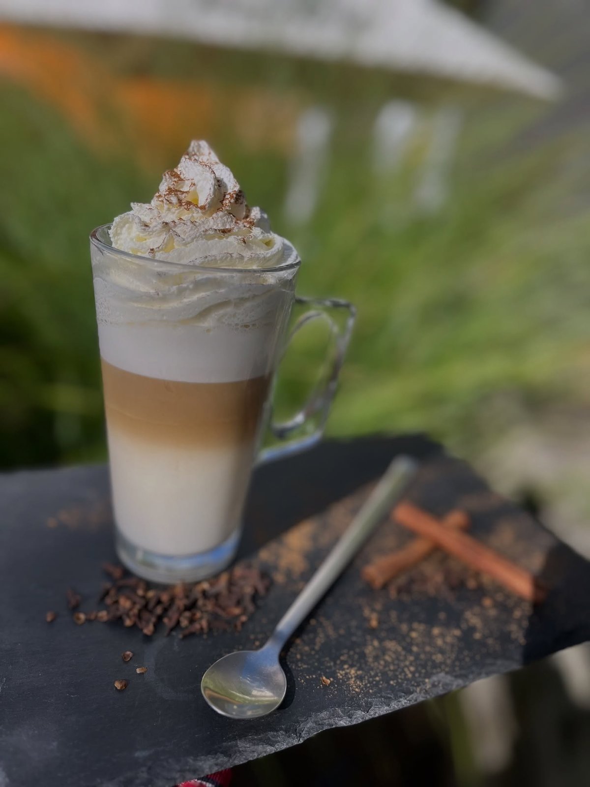 Podzimní atmosféru tu servírují v hrnku, a to s pořádnou dávkou šlehačky.