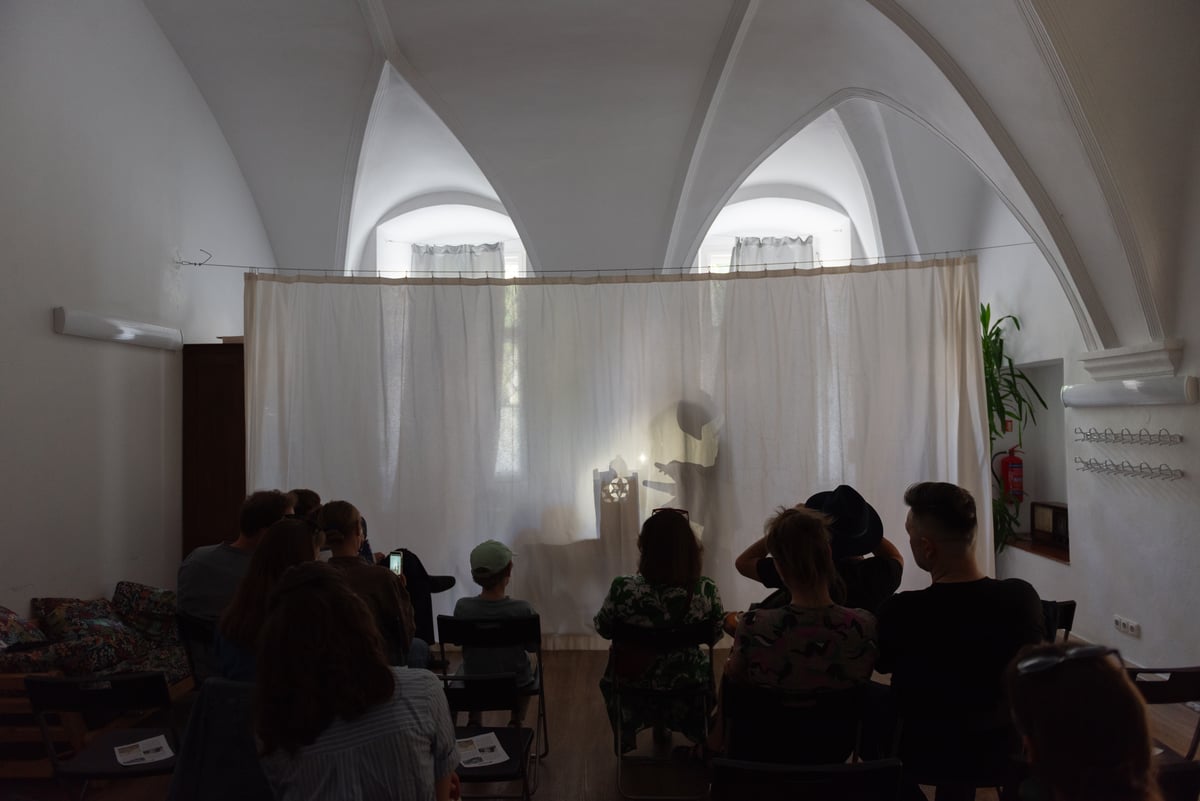 Stínové divadlo rozvíjí fantazii, vizuální myšlení i týmovou spolupráci.