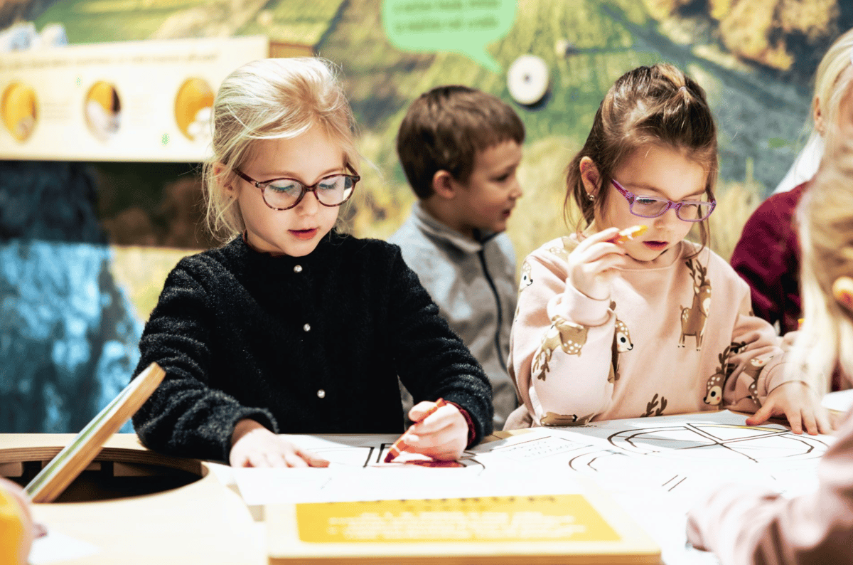 Malí návštěvníci si vymyslí vlastní kombinaci na pizzu ozdobenou jedlým hmyzem