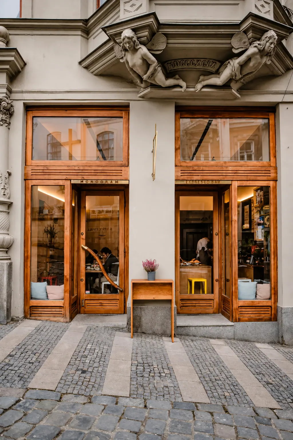 Pokud se vydáte do Monogramu na Kapucínské náměstí, čeká vás nejkrásnější výhled na Petrov
