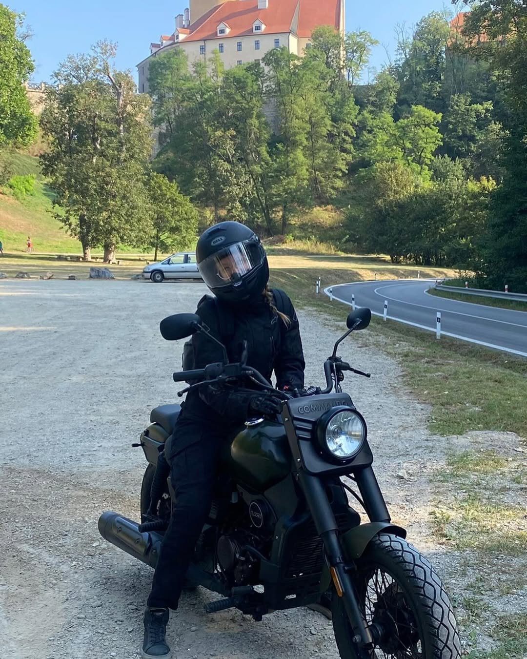 Selfie již vystudované motorkářky.