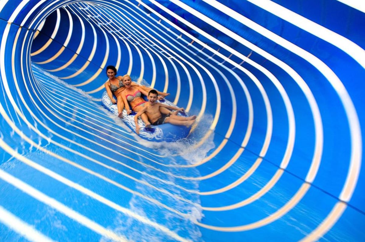 Na tDo aquaparku s rodinou? Vyzkoušejte tobogán Blue Trio!